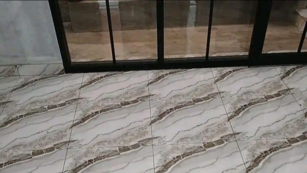 Lantai Keramik Motif Seperti Ular Kadut