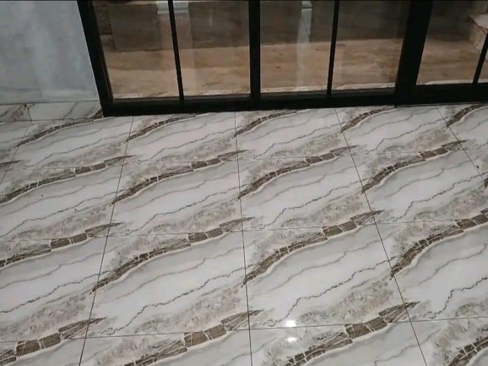 Lantai Keramik Motif Seperti Ular Kadut
