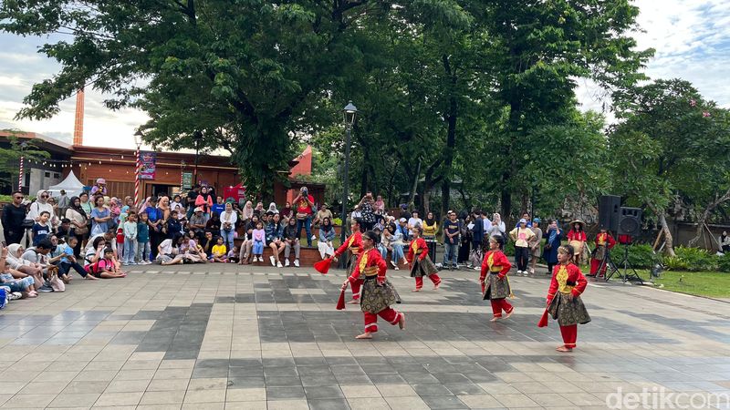 Libur Natal 2024, Atraksi Budaya Nusantara Curi Perhatian Pengunjung di TMII (Rumondang N/detikcom)