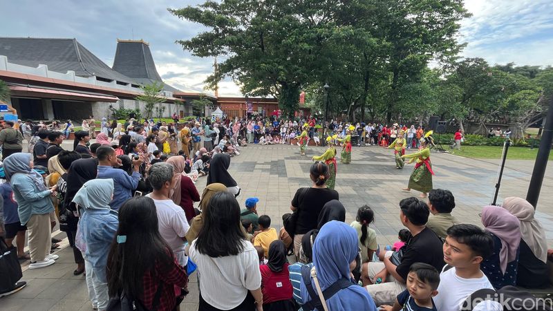 Libur Natal 2024, Atraksi Budaya Nusantara Curi Perhatian Pengunjung di TMII (Rumondang N/detikcom)