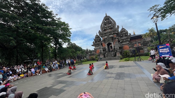 Libur Natal 2024, Atraksi Budaya Nusantara Curi Perhatian Pengunjung di TMII (Rumondang N/detikcom)