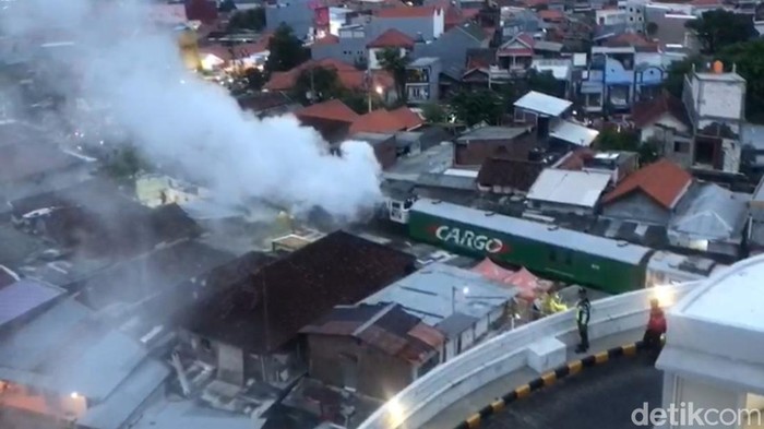 Lokomotif KA Wijayakusuma keluarkan asap