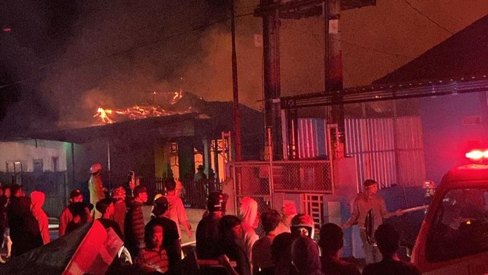 Kebakaran di Luwu Timur menghanguskan tiga rumah, diduga akibat korsleting listrik.