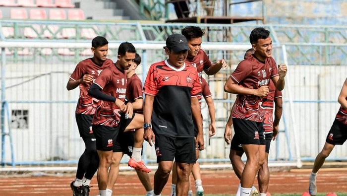 Madura United saat sesi latihan sebelum menghadapi PSS Sleman di Stadion Sriwedari, Solo, Rabu (25/12/2024).