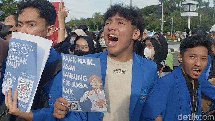 Mahasiswa Gelar Demo Tolak PPN 12 Persen di Patung Kuda Sejumlah pengunjuk rasa membawa poster saat aksi penolakan kenaikan PPN 12 persen di depan Patung Kuda, Jakarta, Kamis (26/12/2024).