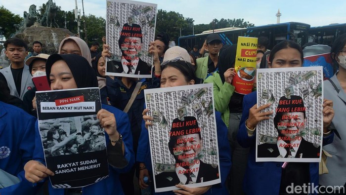 Mahasiswa Gelar Demo Tolak PPN 12 Persen di Patung Kuda Sejumlah pengunjuk rasa membawa poster saat aksi penolakan kenaikan PPN 12 persen di depan Patung Kuda, Jakarta, Kamis (26/12/2024).