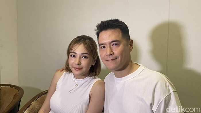 Maya Septha dan suaminya saat ditemui di kawasan Jakarta.