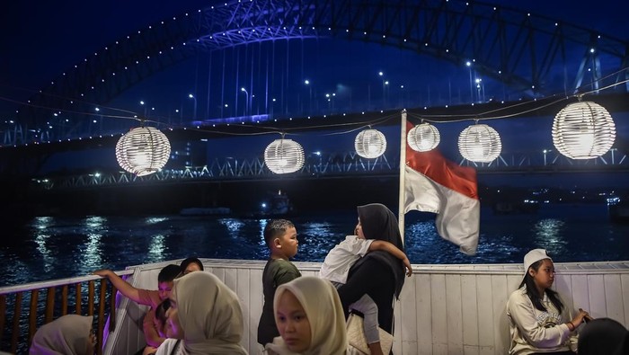 Menjajal Wisata Menyusuri Sungai Mahakam Sejumlah wisatawan duduk di geladak atas Kapal Pesut Mahkota saat susur Sungai Mahakam di Samarinda, Kalimantan Timur, Kamis (26/12/2024). Destinasi wisata susur Sungai Mahakam itu didominasi wisatawan nusantara saat liburan Hari Natal 2024 dan Tahun Baru 2025. ANTARA FOTO/M Risyal Hidayat/YU