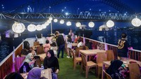 Wisata susur sungai adalah salah satu aktivitas wisata yang wajib dicoba ketika kamu berkunjung ke Sungai Mahakam. 