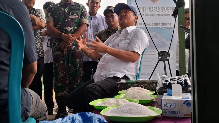Menteri KP berbincang dengan petani garam di Indramayu
