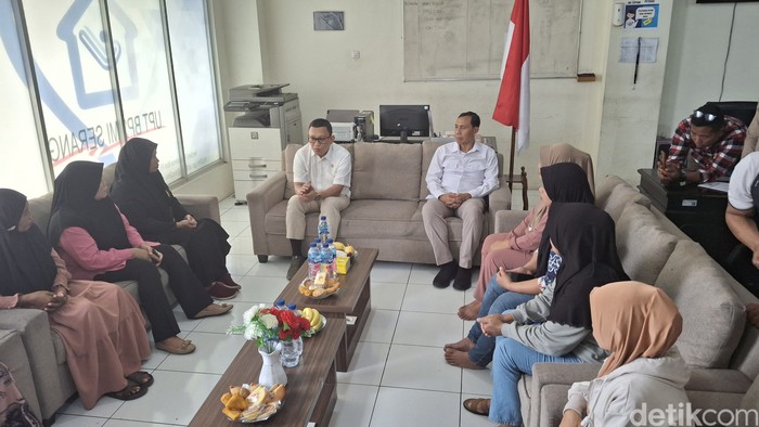 Menteri Pelindungan Pekerja Migran Indonesia (P2MI) Abdul Kadir Karding temui delapan calon Pekerja Migran Indonesia (CPMI) yang akan ditempatkan secara ilegal di Uni Emirat Arab. (Taufiq S/detikcom)