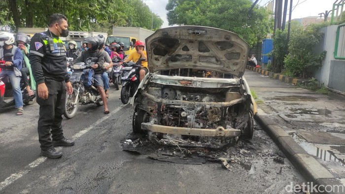Mobil Nissan X-Trail terbakar di Waru, Sidoarjo.