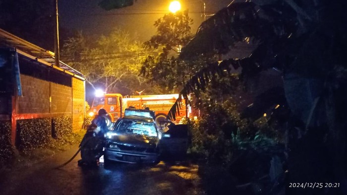Mobil yang terbakar di Jalan Bambon-Pasar Turi, Sidomulyo, Bambanglipuro, Bantul.