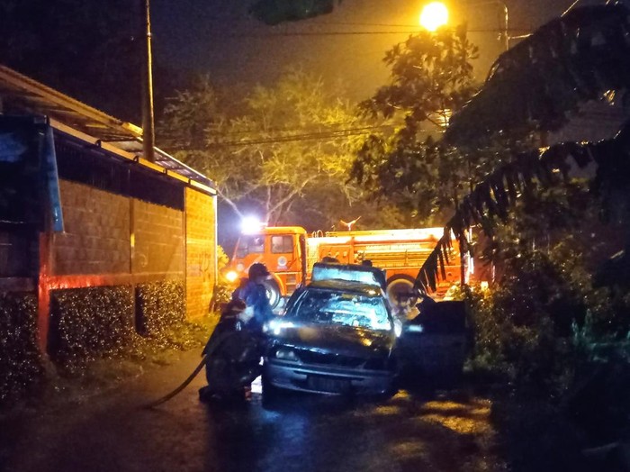 Mobil yang terbakar di Jalan Bambon-Pasar Turi, Sidomulyo, Bambanglipuro, Bantul.