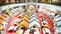 Christmas Market ini menjajakan beragam macam makanan.