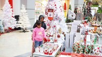 Pernak pernik dekorasi Natal itu menambah suasana Nataru menjadi lebih meriah.