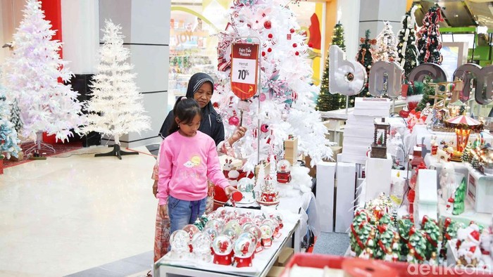 Sejumlah pengunjung melintasi pernak pernik dekorasi Natal di  Mal Artha Gading, Jakarta Utara, Kamis (26/12/2024).