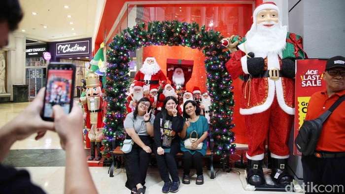 Nuansa Natal Meriahkan Mal di Jakut Sejumlah pengunjung melintasi pernak pernik dekorasi Natal diΒ Mal Artha Gading, Jakarta Utara, Kamis (26/12/2024).