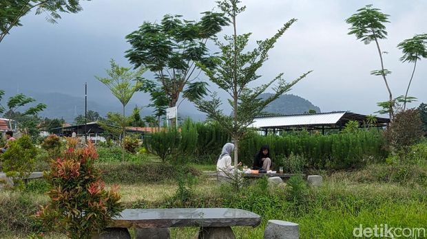 Panorama wisata Bukit Lumpang Desa Bobos
