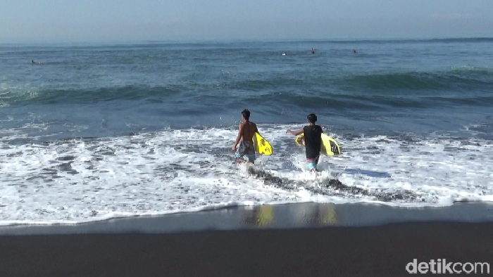 Pantai Drajid, Surga Baru Peselancar di Lumajang