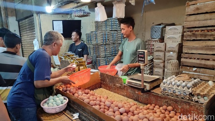 Pedagang telur ayam di Pasar Kebayoran Lama, Jakarta Selatan