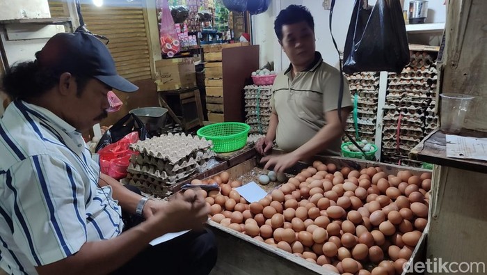 Pedagang telur ayam di Pasar Kebayoran Lama, Jakarta Selatan