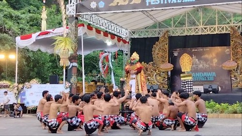 Pementasan Tari Kecak saat pembukaan Festival Pandawa XIII di Pantai Pandawa, Desa Kutuh, Kuta Selatan, Badung, Bali, Rabu (25/12/2024). (Foto: Istimewa)