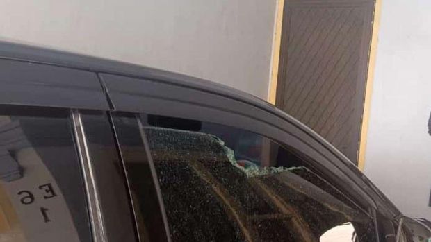Penampakan mobil taksi online yang diserang geng motor di kawasan Hertasning, Makassar. Dokumen Istimewa