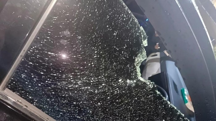 Penampakan mobil taksi online yang diserang geng motor di kawasan Hertasning, Makassar. Dokumen Istimewa