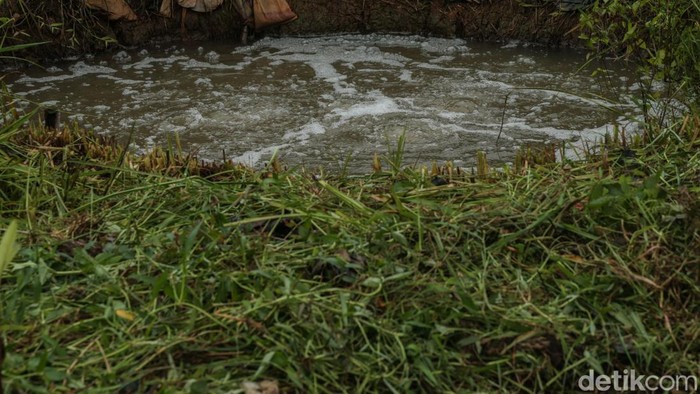 Penampakan Sumur Banyu Mudal Depok yang Disebut Keramat Buih-buih keluar dari air yang berada dari sumur di Kawasan Sawangan, Depok, Kamis (26/12/2024).