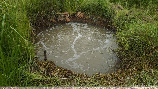 Buih-buih keluar dari air yang berada dari sumur di Kawasan Sawangan, Depok, Kamis (26/12/2024).