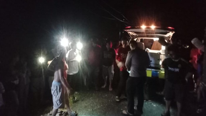 Pengendara motor di Banggai tewas usai tabrak dump truk mogok.