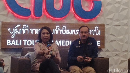 Plt Deputi Bidang Pemasaran Kemenpar Made Ayu Marthini dan Kepala Dinas Pariwisata Provinsi Bali Tjokorda Bagus Pemayun di kantor Dinas Pariwisata Provinsi Bali, Kamis (26/12/2024). (Foto: Ni Made Lastri Karsiani Putri/detikBali)