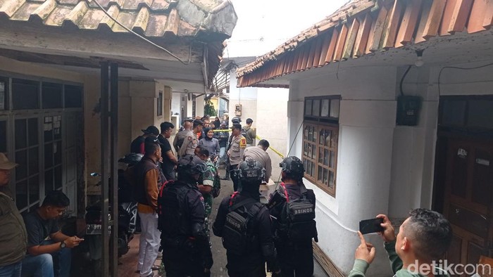 Polisi berjaga di rumah lokasi penemuan granat di Tasikmalaya.