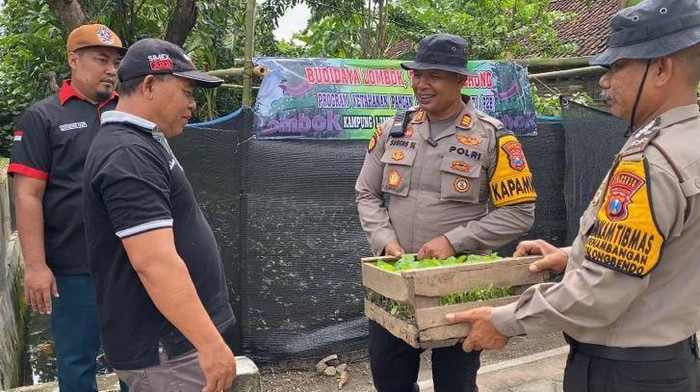 Polisi di Sidoarjo menyerahkan bibit tanaman ke waga utuk ditanam di pekarangan