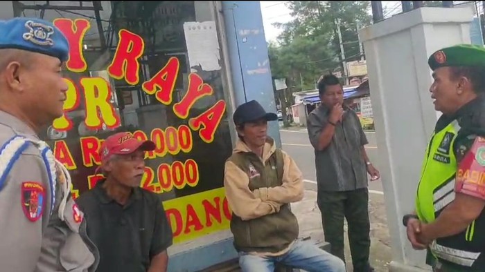 Polisi melakukan patroli di jalur alternatif Puncak Bogor