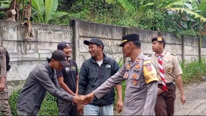 Polisi patroli nuntuk ingatkan Pak Ogah dan joki penunjuk jalan agar tak memaksa minta uang ke pengendara yang hendak berlibur kawasan Puncak, maupun getok harga.