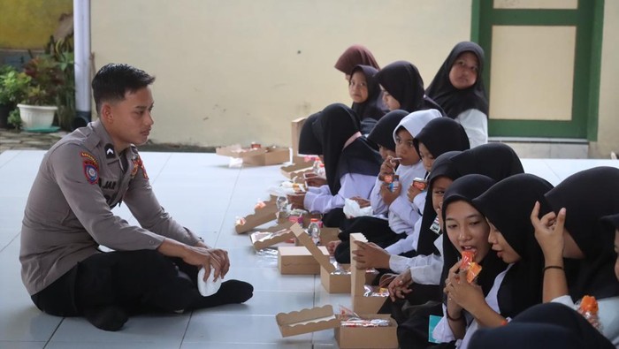 Polres Probolinggo salurkan makanan bergizi gratis ke siswa MTs Nurud Dzalam Kraksaan