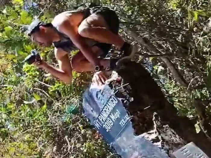 Potongan video pendaki naik ke tugu Gunung Pangrango