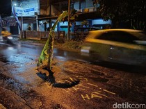 Muncul Lubang di Tengah Jalan Godean Usai Ditambal, Warga Tanami Pisang
