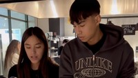 Donna bilang di penginapan mereka bisa pinjam dapur untuk masak sendiri. Namun setelahnya harus dibersihkan sendiri, seperti yang dilakukan 2 anaknya ini. Foto: Instagram dagnesia