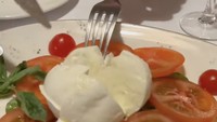 Saat malam Natal, keluarga Donna-Darius berada di Copenhagen, Denmark. Mereka makan malam dengan aneka menu, salah satunya keju burrata dengan irisan tomat segar. Foto: Instagram dagnesia