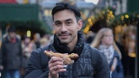 Keluarga manis ini juga sempatkan mampir ke Hamburg, Jerman. Terlihat Darius jajan hot dog yang diberi mustard di atasnya. Foto: Instagram dagnesia