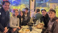 Setelah berhasil kumpul, keluarga Donna-Darius makan di Christmas market di Zurich, Swiss. Momen hangat ini ditemani dengan aneka suguhan di meja. Foto: Instagram dagnesia