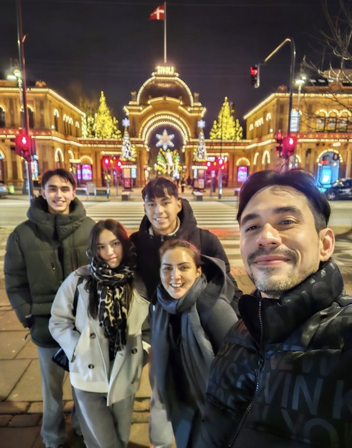 Potret Keluarga Donna-Darius Rayakan Natal dan Kulineran di Eropa Potret Keluarga Donna-Darius Rayakan Natal dan Kulineran di Eropa