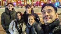 Liburan ke Eropa kali ini sepertinya amat berkesan untuk Donna dan Darius sebagai orang tua. Mereka akhirnya bisa kumpul lengkap dengan 3 anaknya. Foto: Instagram dagnesia