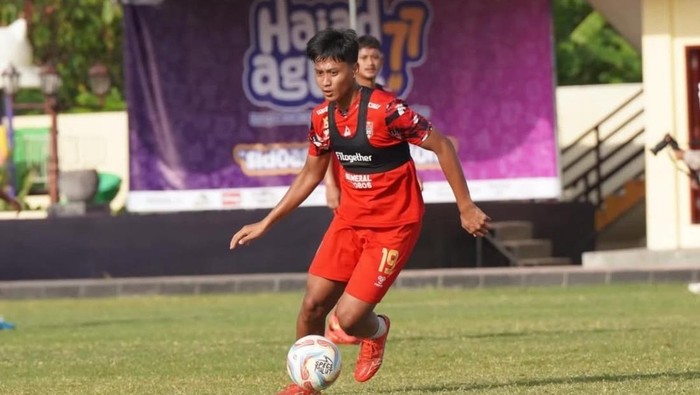 Gelandang serang muda PSIM Jogja, Pramoedya Putra Suhadi saat masih berseragam Malut United.