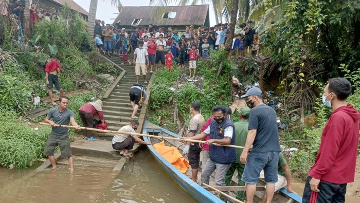 Proses evakuasi mayat yang ditemukan di Sungai Lakitan, Musi Rawas