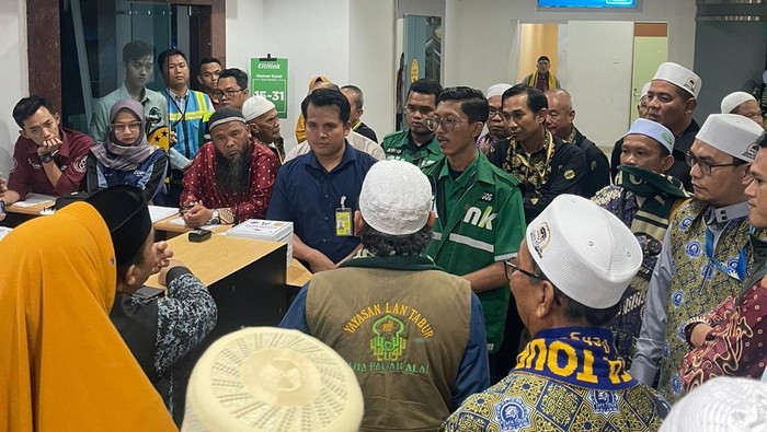 Ratusan jemaah umrah asal Sumsel terlantar di Bandara SMB II Palembang