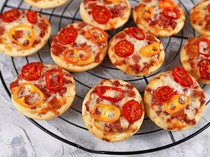Resep Pizza Mini Topping Daging Asap Untuk Camilan Liburan